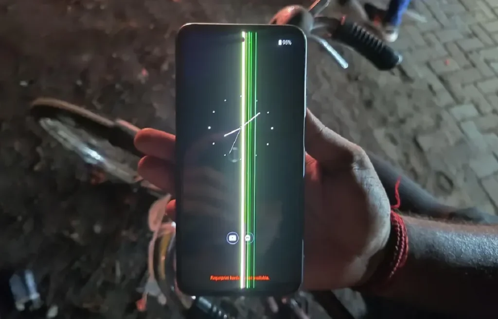 مشکل خطوط عمودی یا افقی روی نمایشگر گوشی و روش حل آن 8 مشکل خطوط عمودی یا افقی روی نمایشگر گوشی و روش حل آن